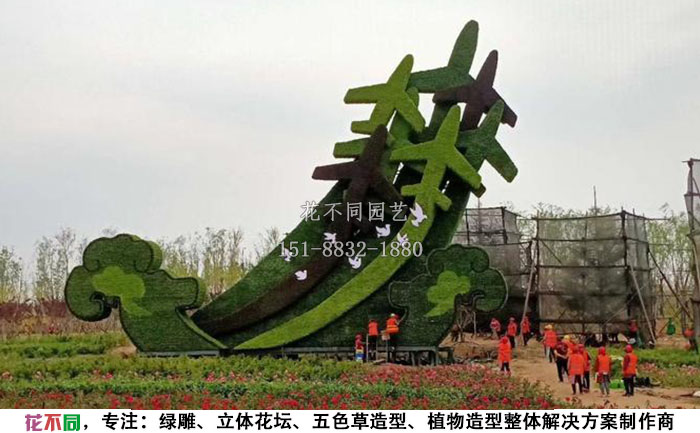 已經(jīng)換過草的植物綠雕現(xiàn)場實拍圖